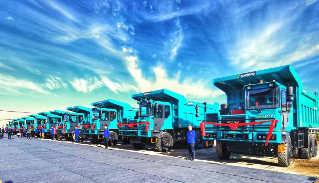 高设置、智能化……龙8头号玩家智能高端定制AT版105吨级宽体矿卡乐成下线