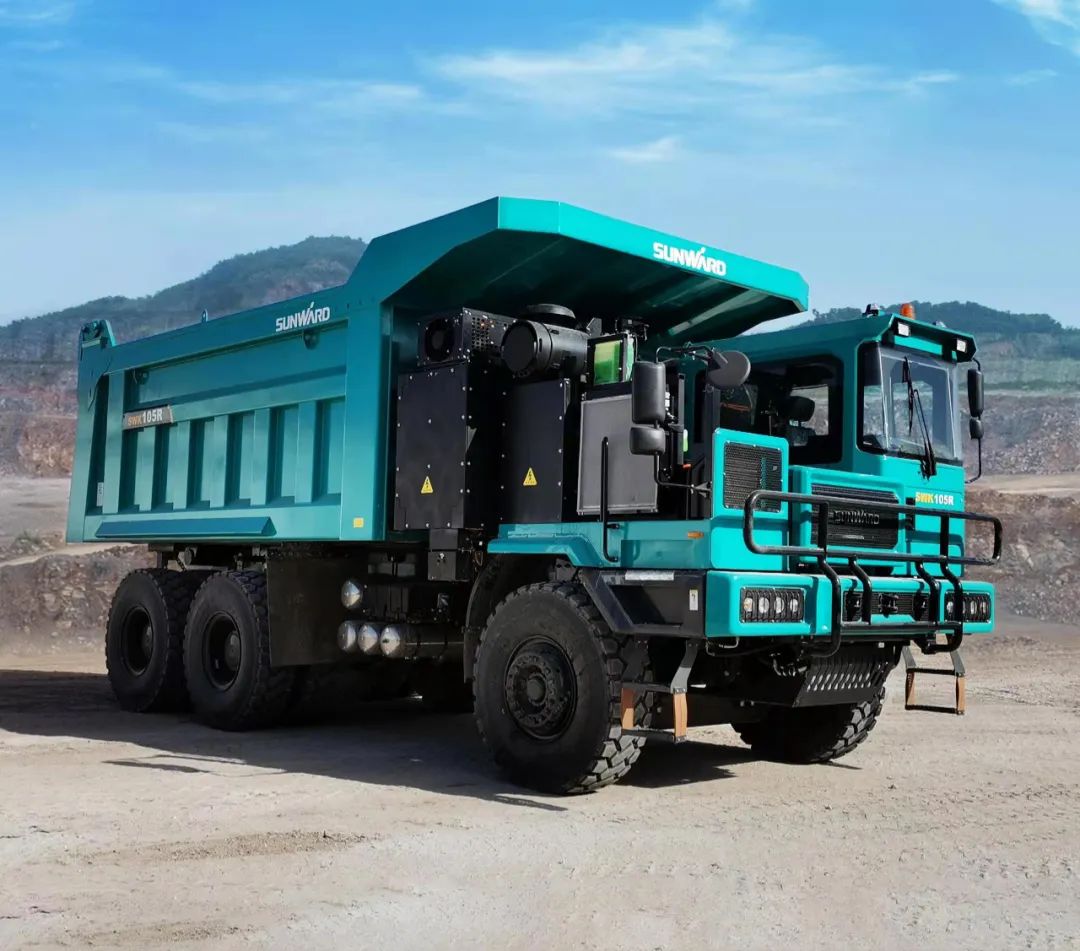 新能源，，，，，，，，长续航！龙8头号玩家智能首台LNG增程式宽体矿卡下线交付