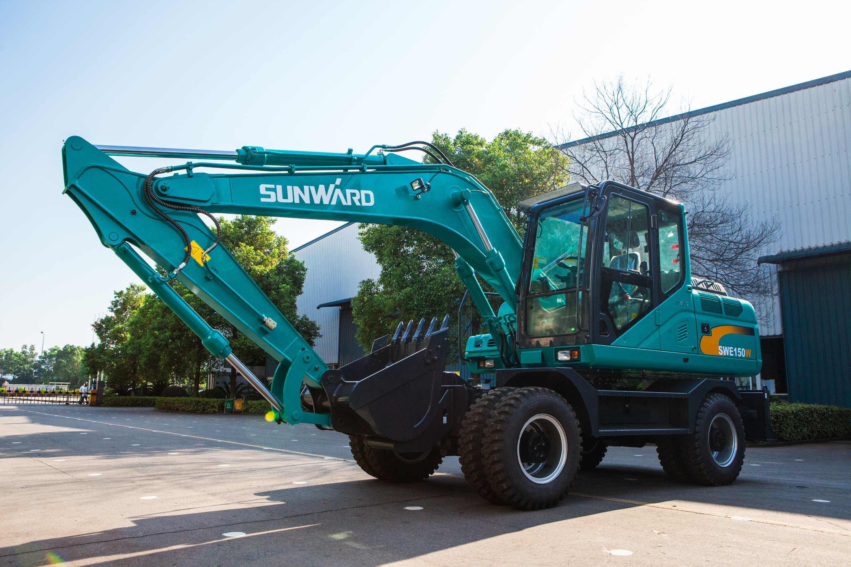 轮胎式挖掘机和履带式挖掘机，，，，，，，，你更看好哪个？？？？？