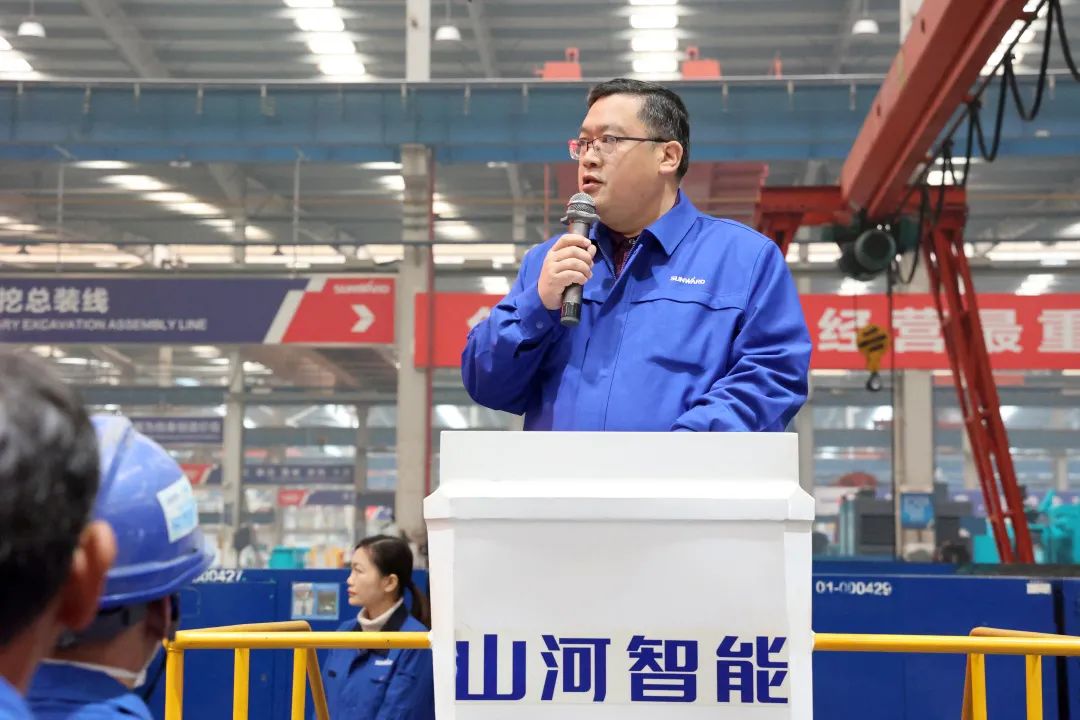 向模范学习！龙8头号玩家智能56名职工受到职工职业手艺竞赛表扬