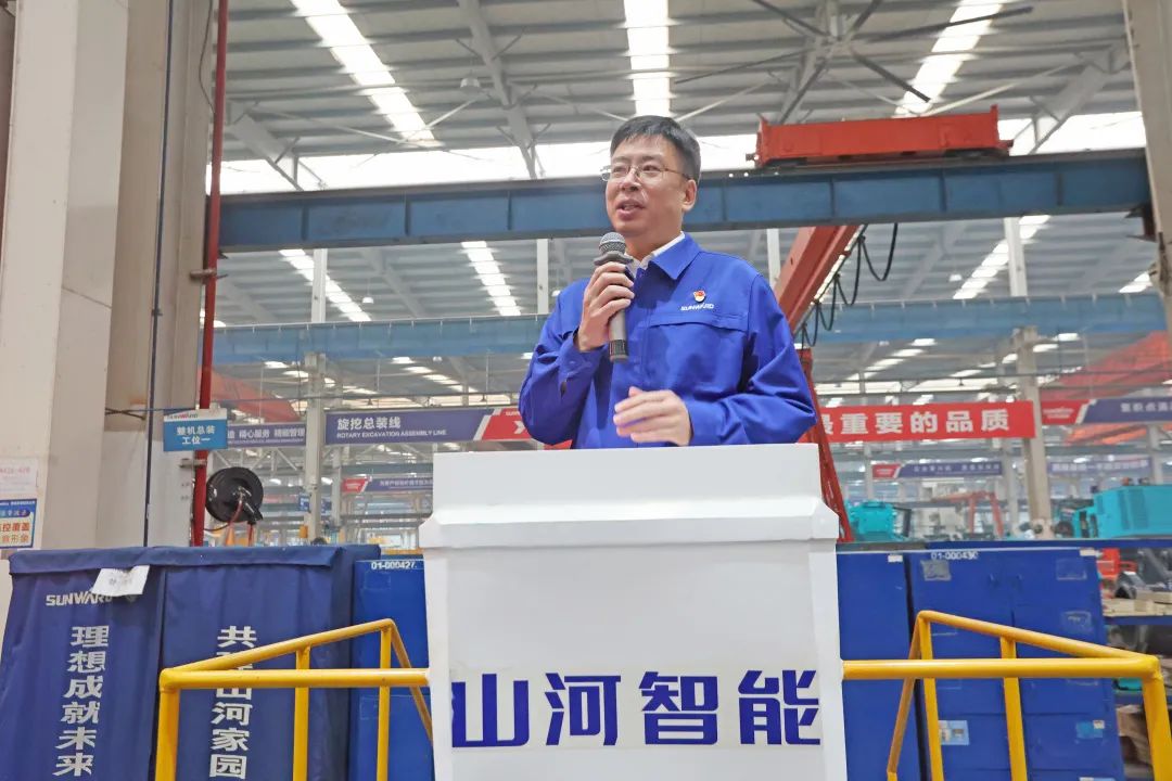 向模范学习！龙8头号玩家智能56名职工受到职工职业手艺竞赛表扬