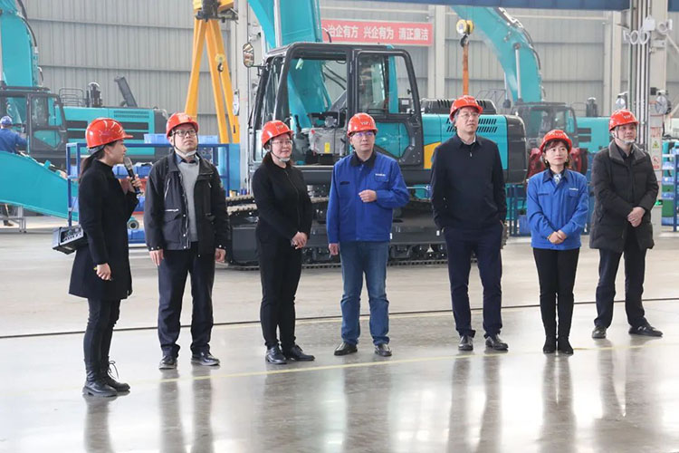 中国上市公司协会党委委员、副秘书长刘翠兰一行调研龙8头号玩家智能