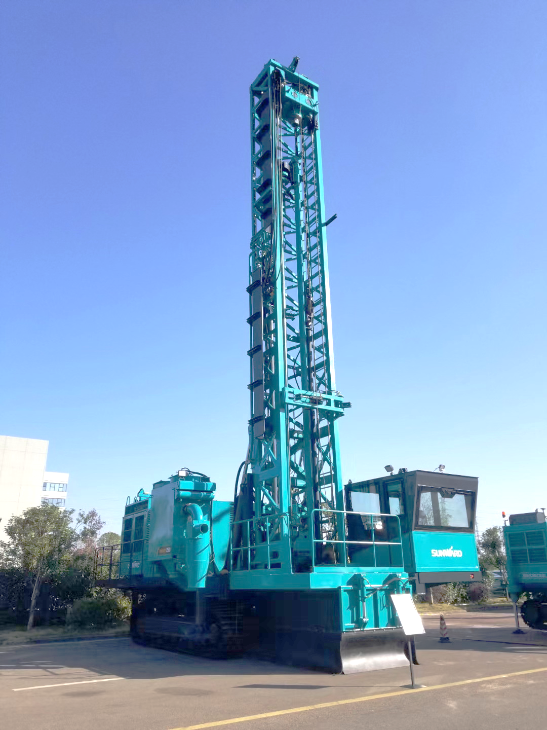 两种钻进模式+更大扭矩！龙8头号玩家智能自主研制的全液压牙轮钻机下线