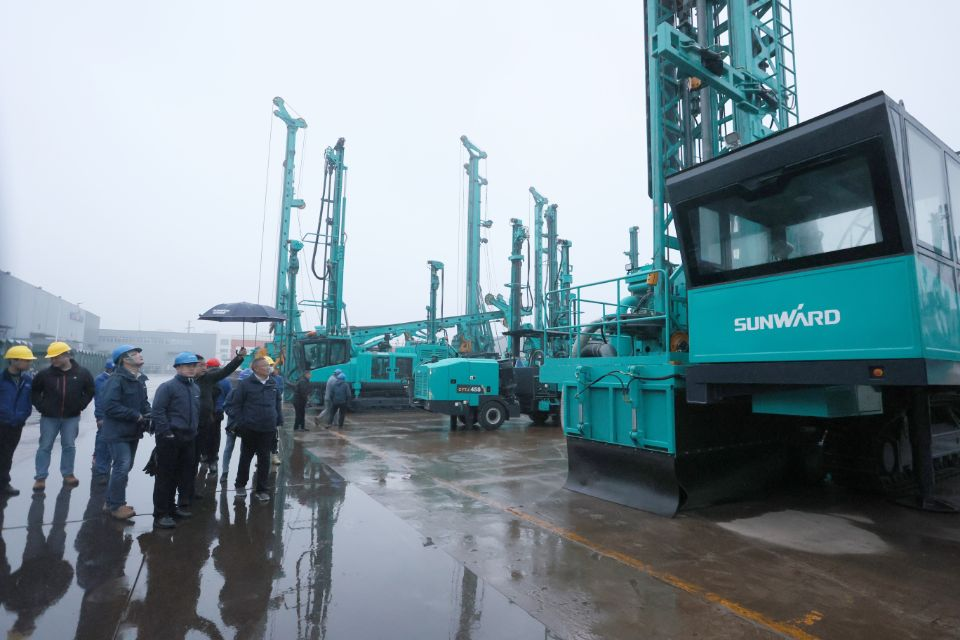 两种钻进模式+更大扭矩！龙8头号玩家智能自主研制的全液压牙轮钻机下线