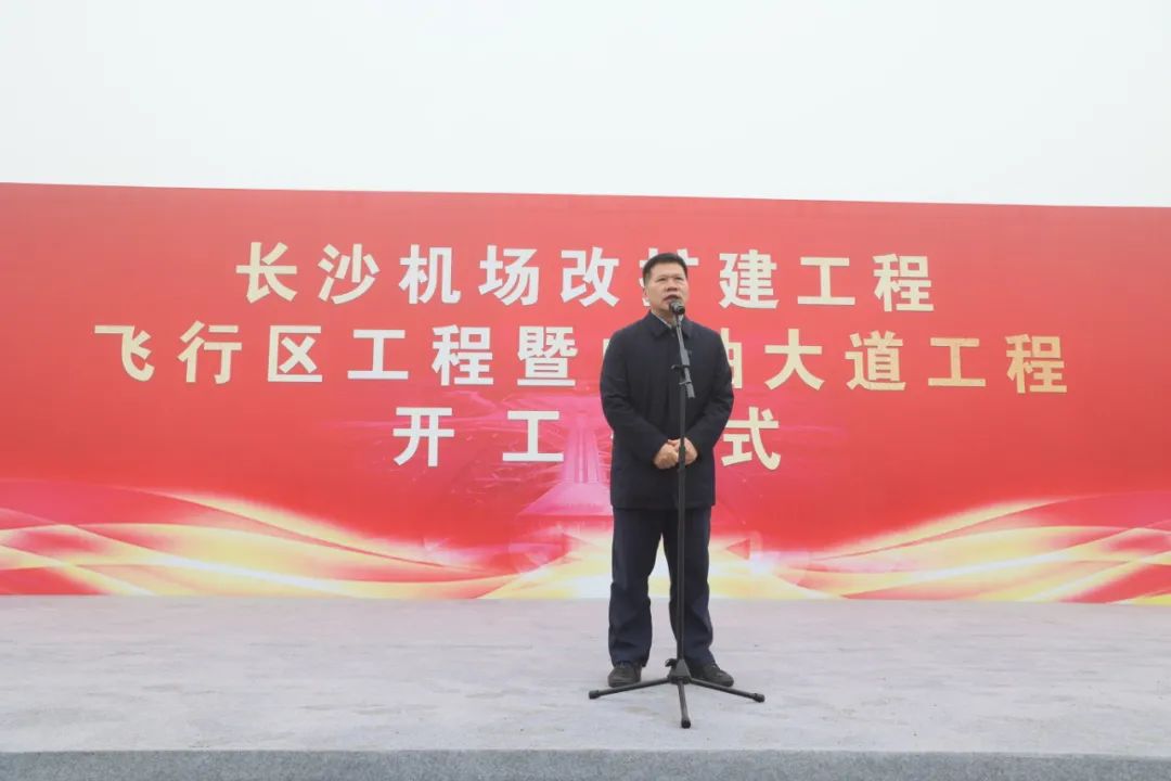 “龙8头号玩家绿”精彩亮相！龙8头号玩家智能装备周全助力长沙机场改扩建项目