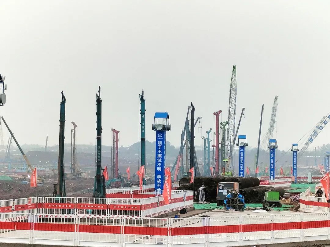 “龙8头号玩家绿”精彩亮相！龙8头号玩家智能装备周全助力长沙机场改扩建项目