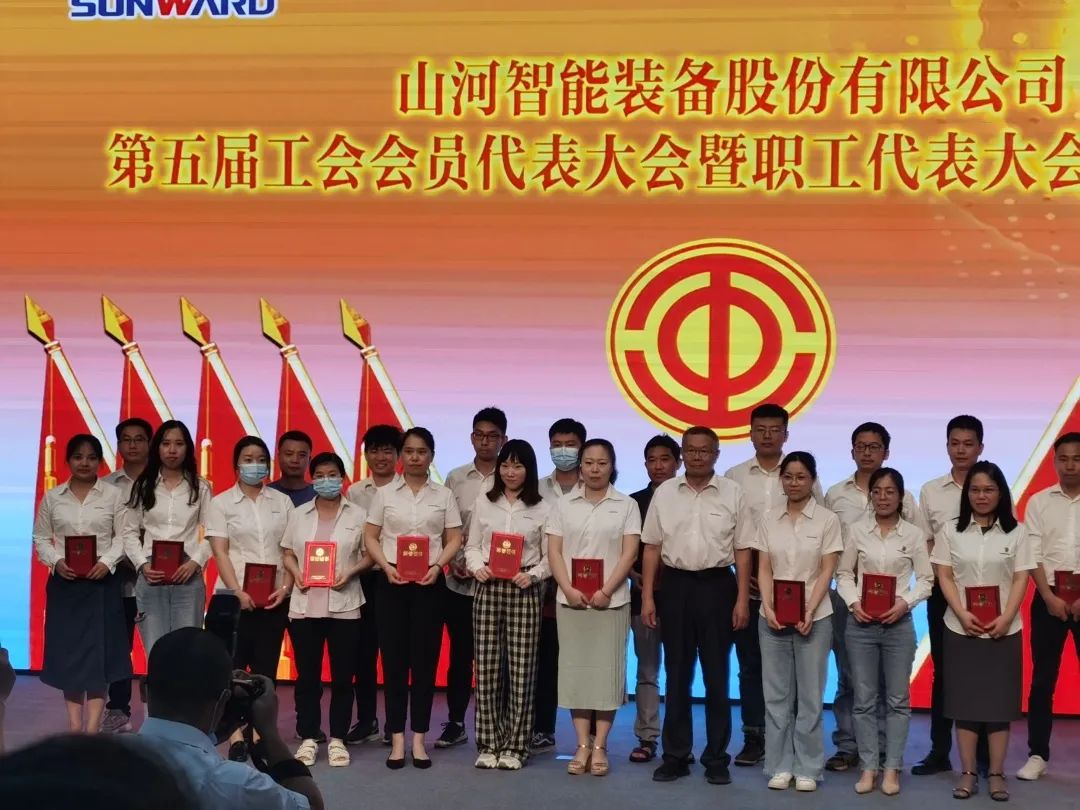 你好 2022！再见 2021！我与龙8头号玩家智能共生长