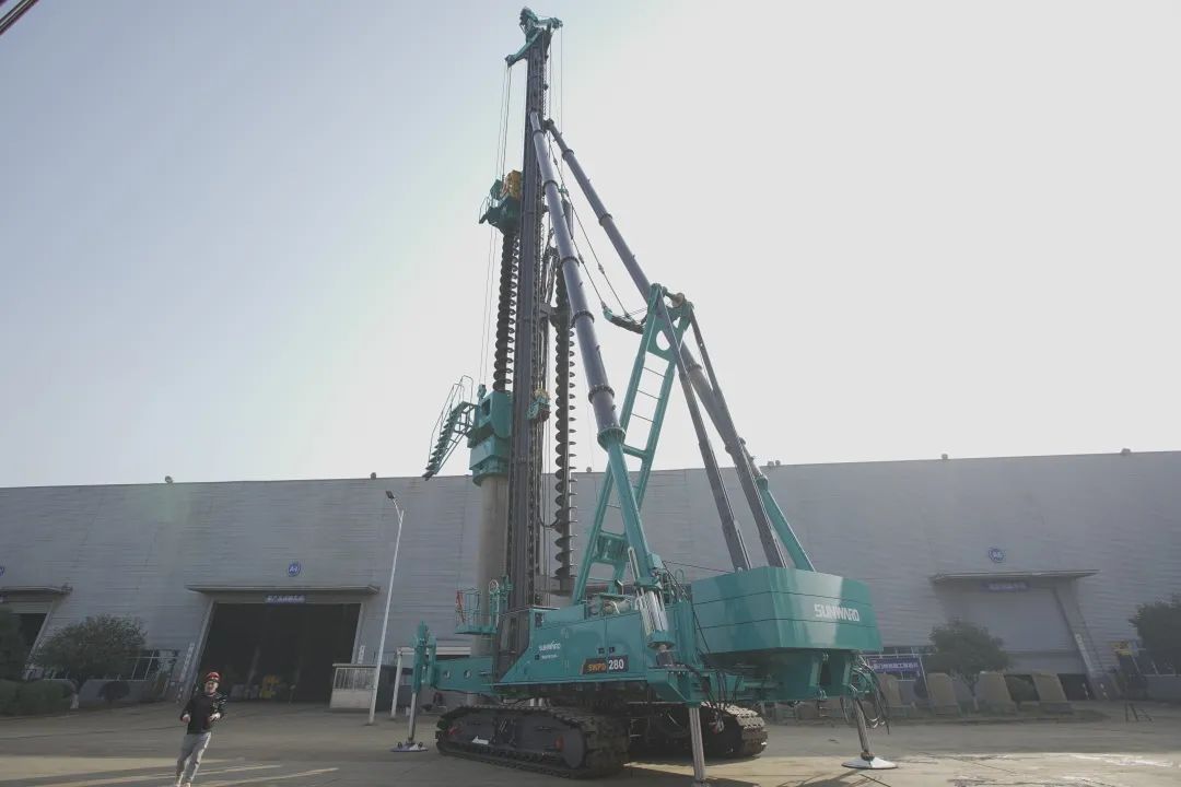 植桩奇兵！龙8头号玩家智能开启大直径预制桩施工全新探索实践