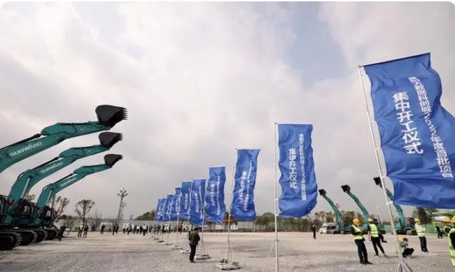 龙8头号玩家智能挖掘机亮相贵阳大数据科创城项目开工仪式