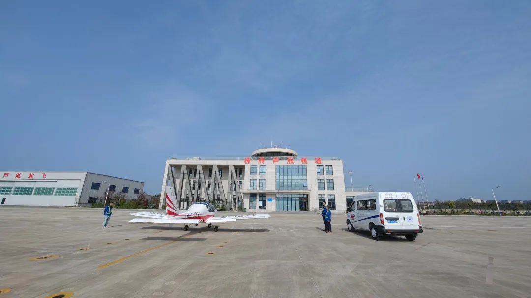 逍遥协同显身手！湖南航空应抢救援队龙8头号玩家机组开展特情处置惩罚应急演练