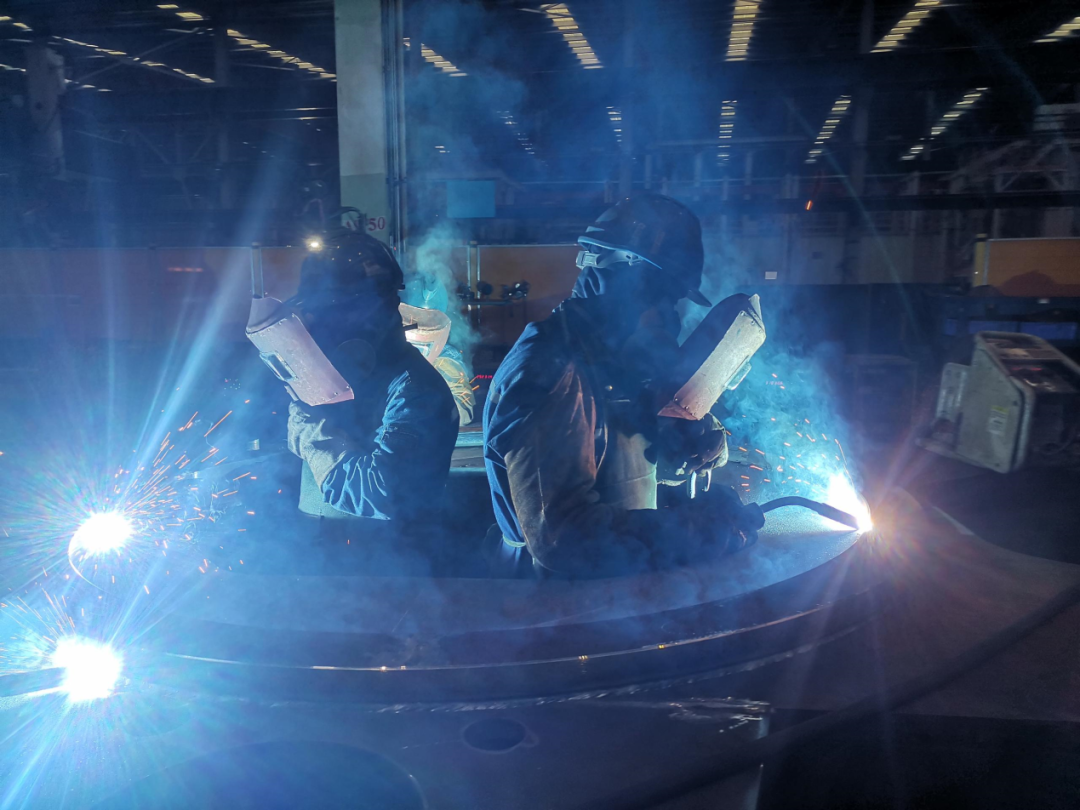 龙8头号玩家匠心 | 一把焊枪“点亮”绚烂人生