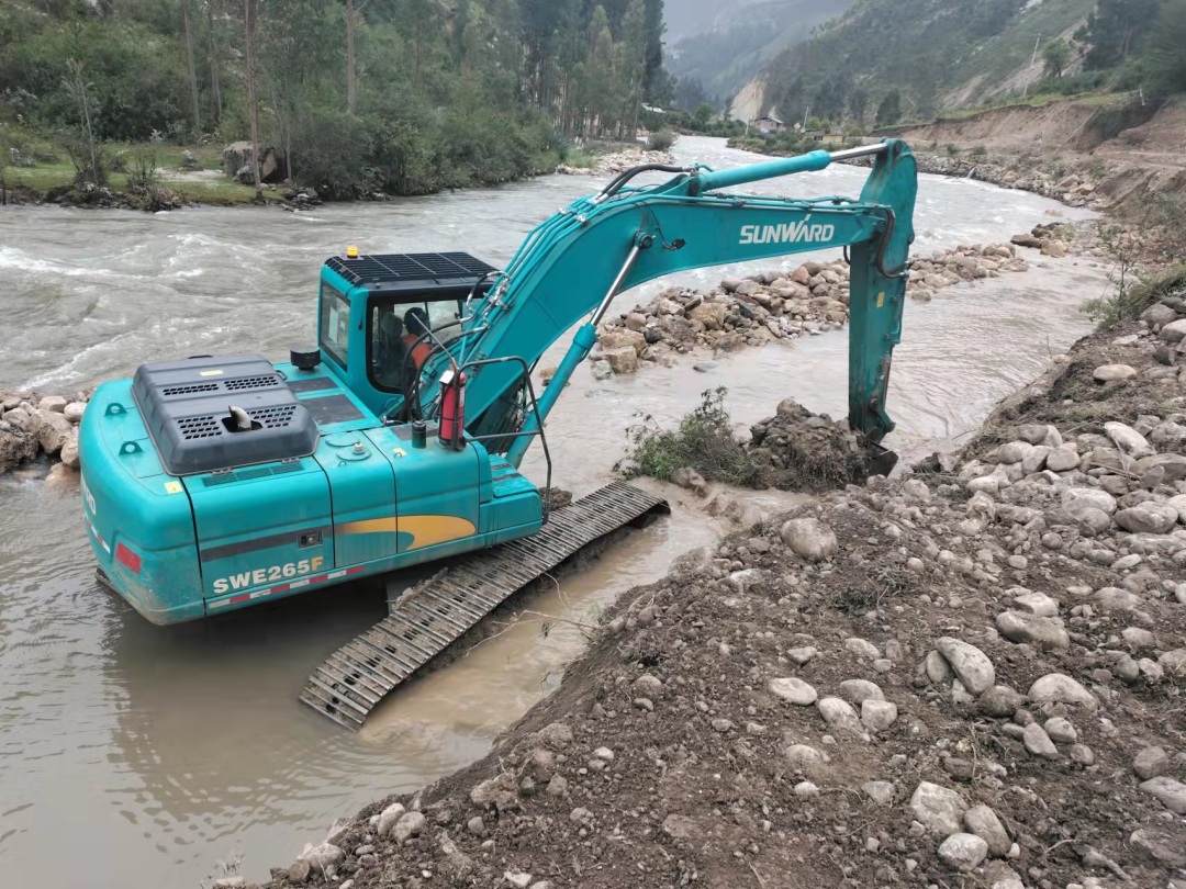 挑战天下第二高山脉！龙8头号玩家智能装备助力秘鲁安第斯国家公路项目建设