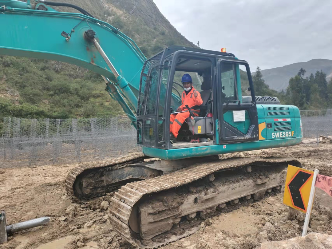 挑战天下第二高山脉！龙8头号玩家智能装备助力秘鲁安第斯国家公路项目建设