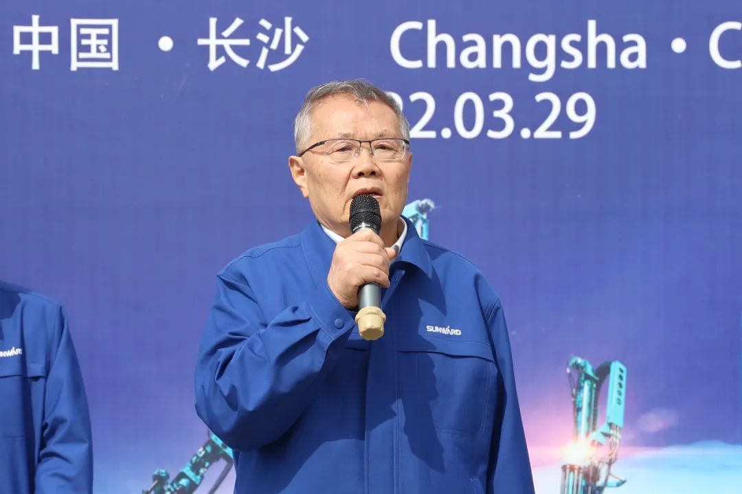 征战全球市。。。。。。。×8头号玩家智能凿岩装备批量发货