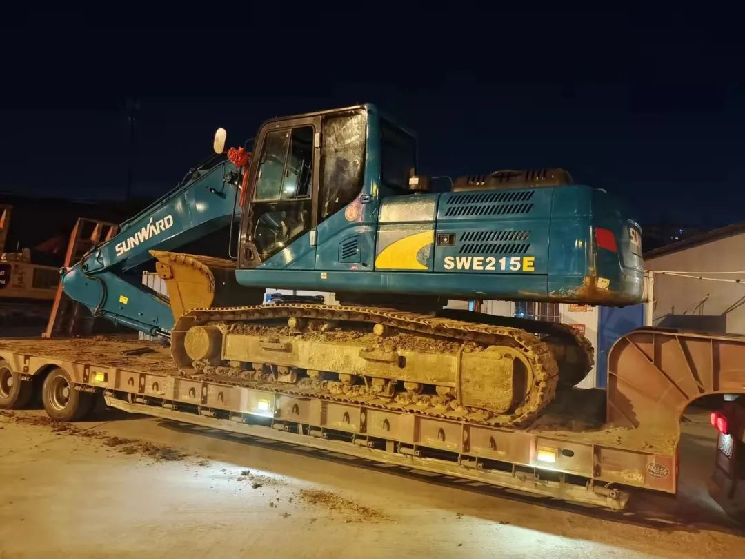 冲锋一线显继续！龙8头号玩家智能挖掘机助力长沙方舱医院建设