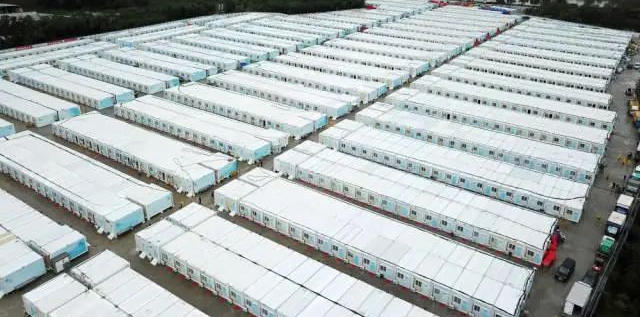 冲锋一线显继续！龙8头号玩家智能挖掘机助力长沙方舱医院建设