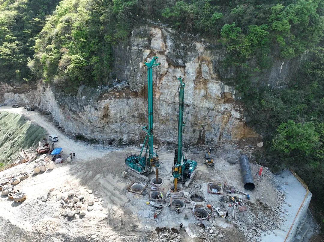 展现施工“奇效”！龙8头号玩家智能旋挖钻机强势助力炉慈高速公路建设