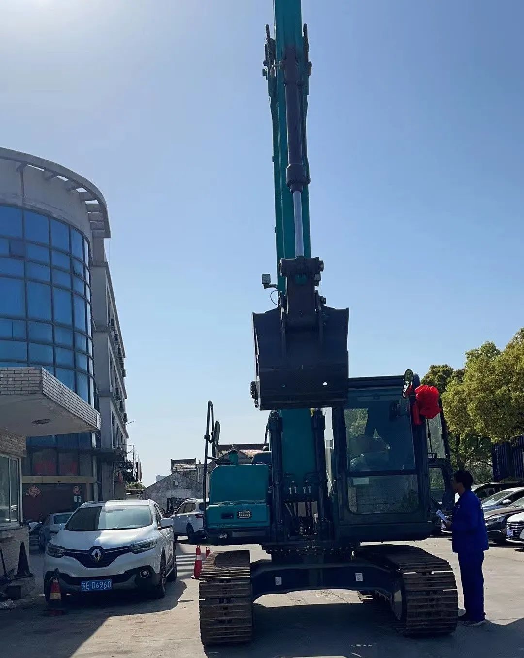 防疫、交机两手抓！龙8头号玩家智能挖掘机顺遂交付获好评