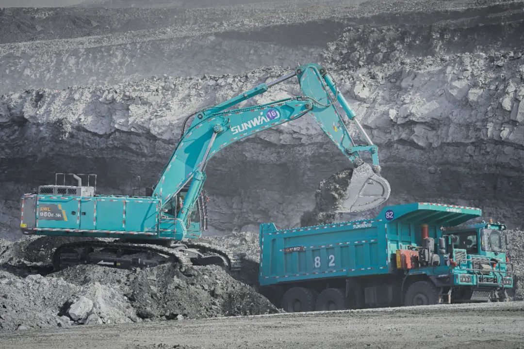 图集 | “龙8头号玩家绿”满矿山！龙8头号玩家智能矿山成套装备实力“亮剑”