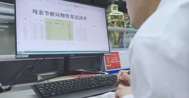 在母亲节，，，，，，，，向你们死后的妈妈送去“龙8头号玩家家园”的温暖