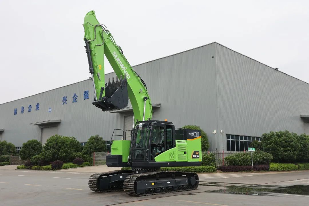 征战川藏铁路！龙8头号玩家智能新一代电动挖掘机乐成交付