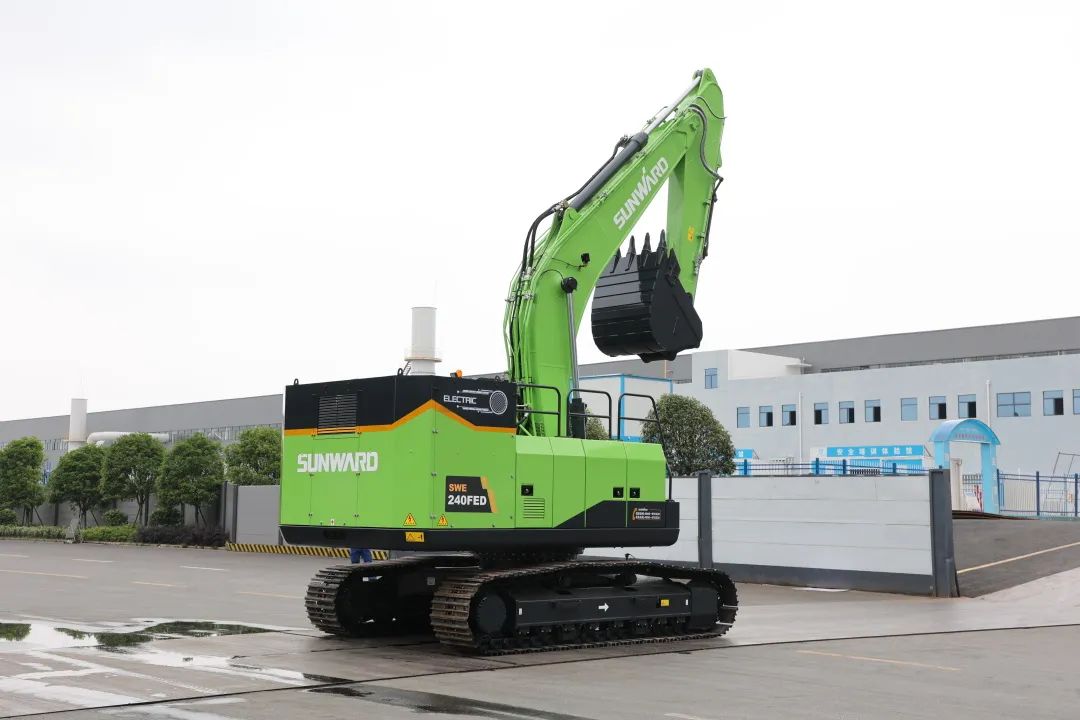 征战川藏铁路！龙8头号玩家智能新一代电动挖掘机乐成交付