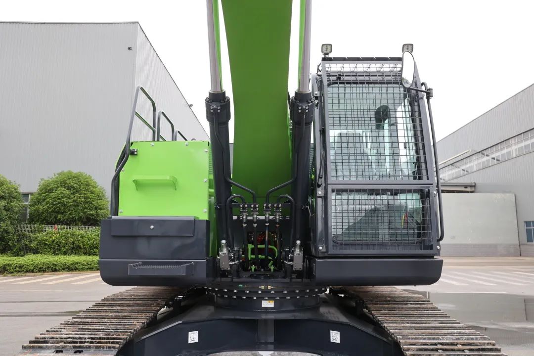 征战川藏铁路！龙8头号玩家智能新一代电动挖掘机乐成交付