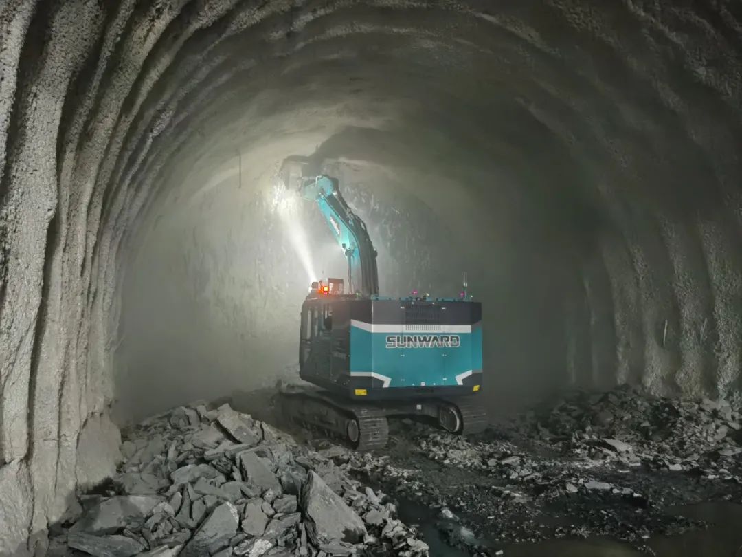 征战川藏铁路！龙8头号玩家智能新一代电动挖掘机乐成交付