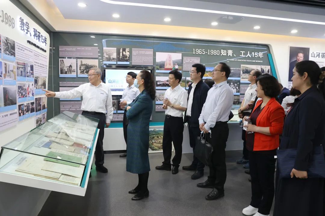 深化产学研相助！中南大学校长、中国工程院院士田红旗率团造访龙8头号玩家智能