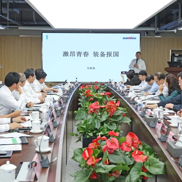 深化产学研相助！中南大学校长、中国工程院院士田红旗率团造访龙8头号玩家智能