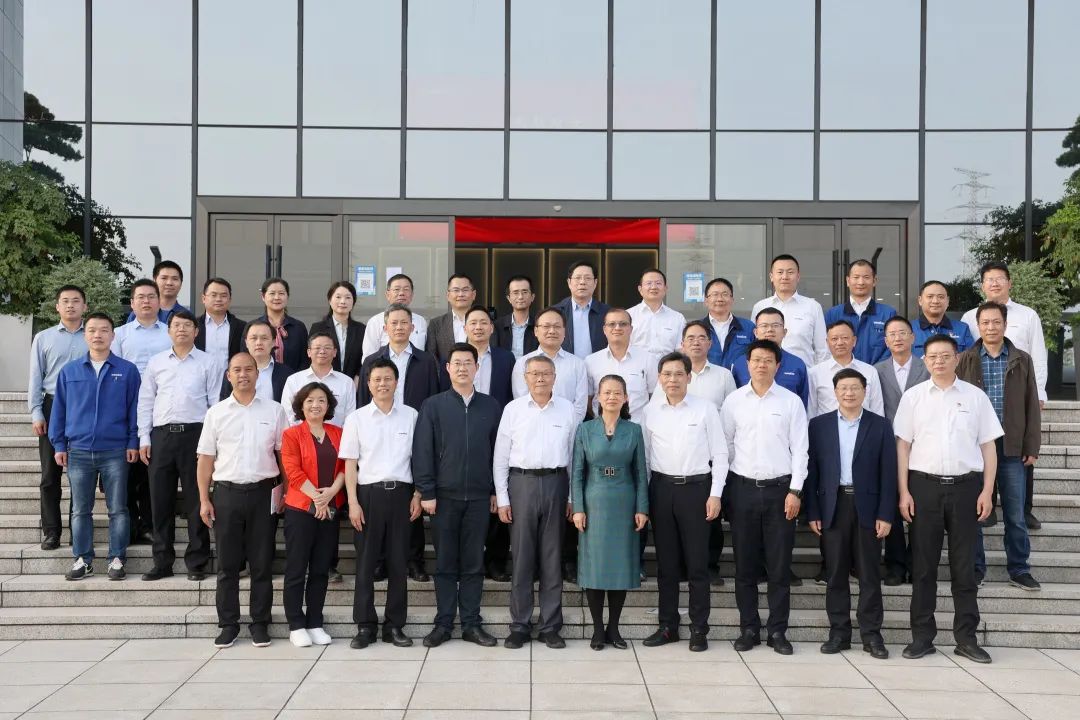 深化产学研相助！中南大学校长、中国工程院院士田红旗率团造访龙8头号玩家智能