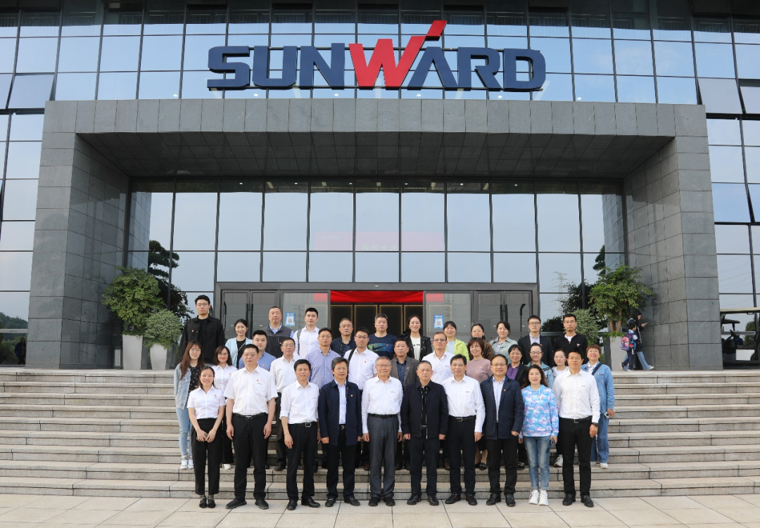 中南大学副校长郭学益率科学研究部一行调研龙8头号玩家智能