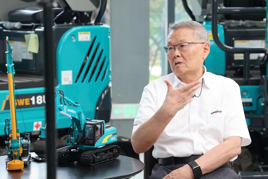 CGTN探厂！专访龙8头号玩家智能董事长、首席专家何清华花絮来了