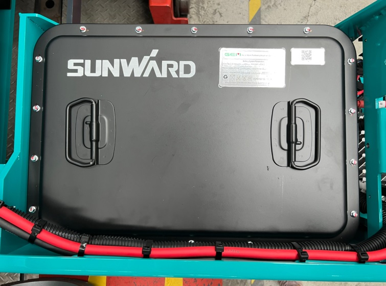 与“锂”相约，，，，，，，，助力“双碳”！龙8头号玩家智能全系列锂电剪叉式高空作业平台周全进军市场