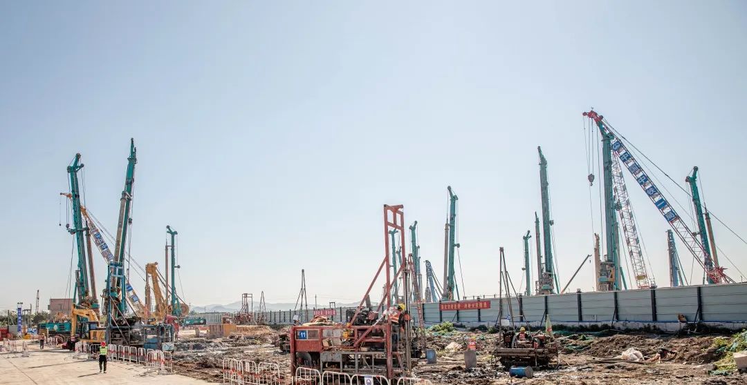 “龙8头号玩家绿”再现大湾区！龙8头号玩家智能旋挖钻机组团助建广州白云机场项目