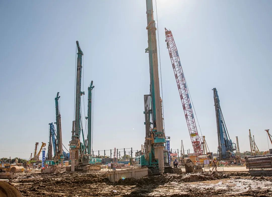 “龙8头号玩家绿”再现大湾区！龙8头号玩家智能旋挖钻机组团助建广州白云机场项目