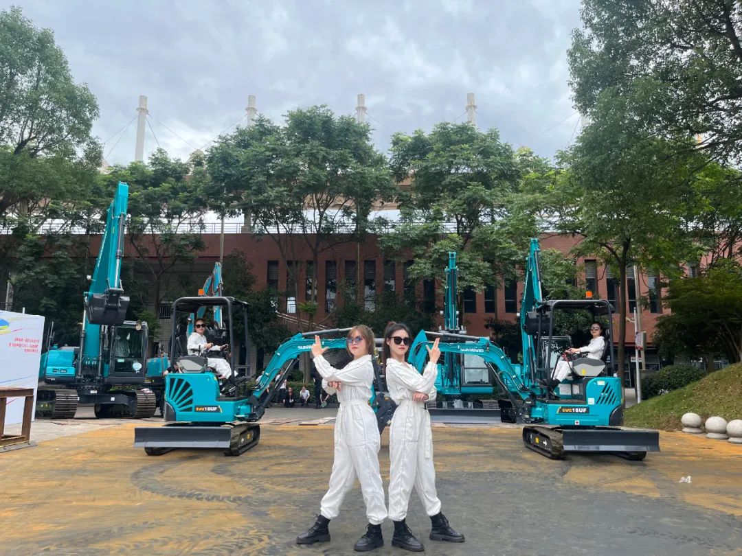 “太绝了！”龙8头号玩家智能代表长沙精彩亮相湖南省第一届职业手艺大赛特技绝活展演