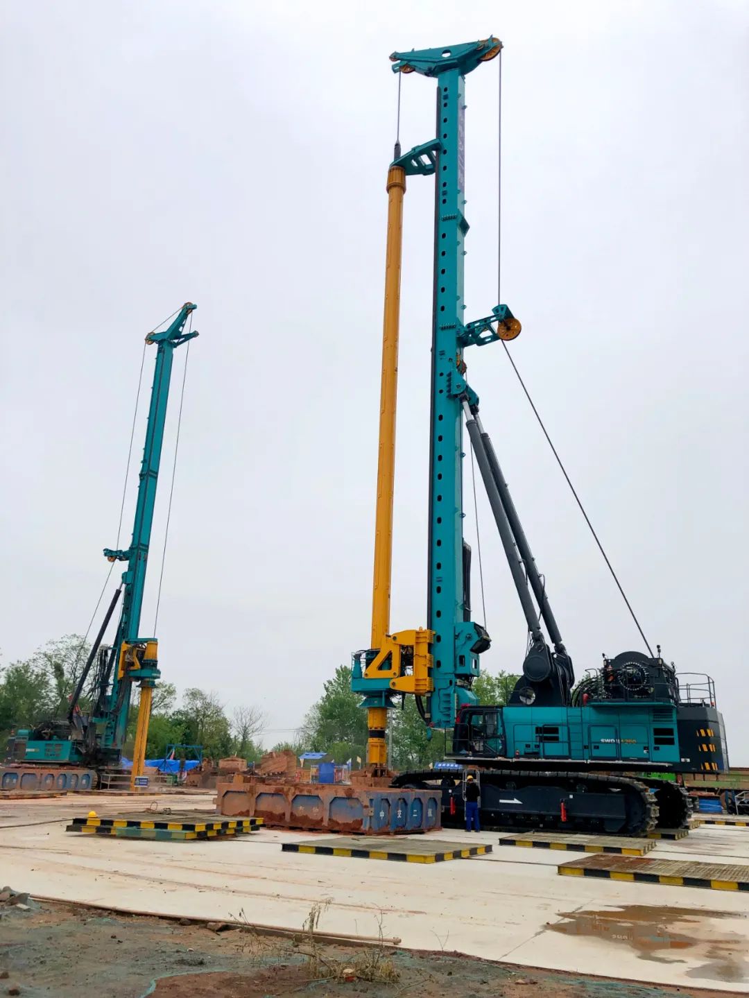 “创立施工事业！”他们和龙8头号玩家智能“超等桩备”一起助建燕矶长江大桥