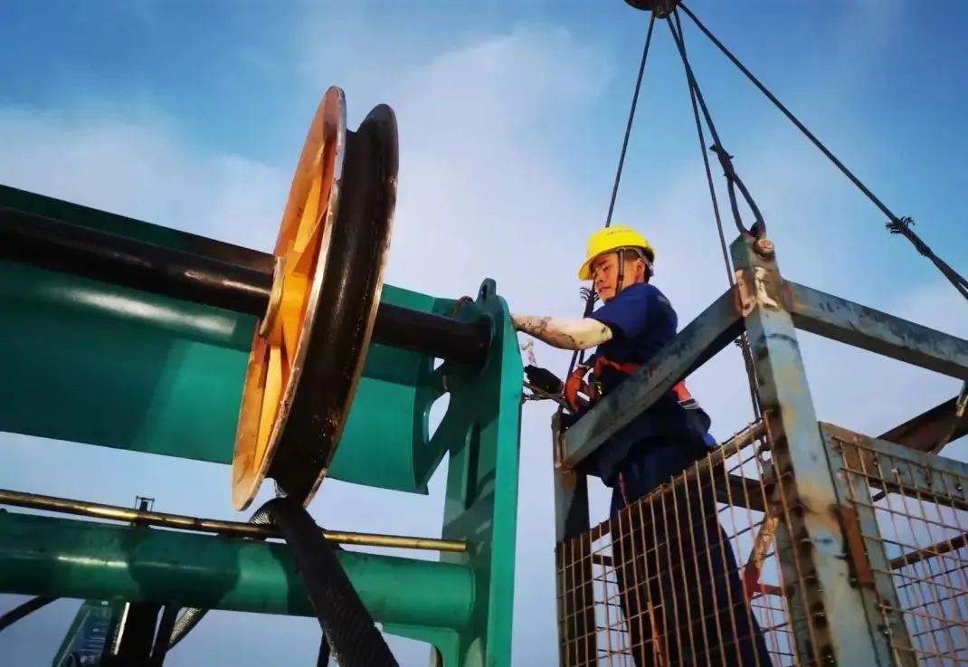 “创立施工事业！”他们和龙8头号玩家智能“超等桩备”一起助建燕矶长江大桥