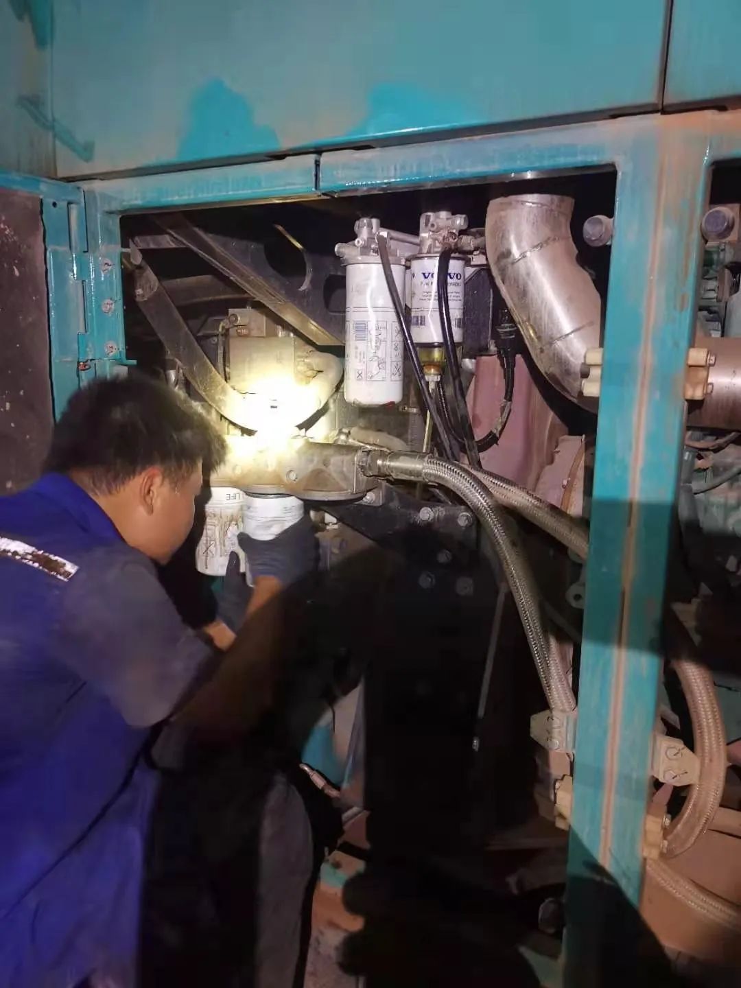 “创立施工事业！”他们和龙8头号玩家智能“超等桩备”一起助建燕矶长江大桥