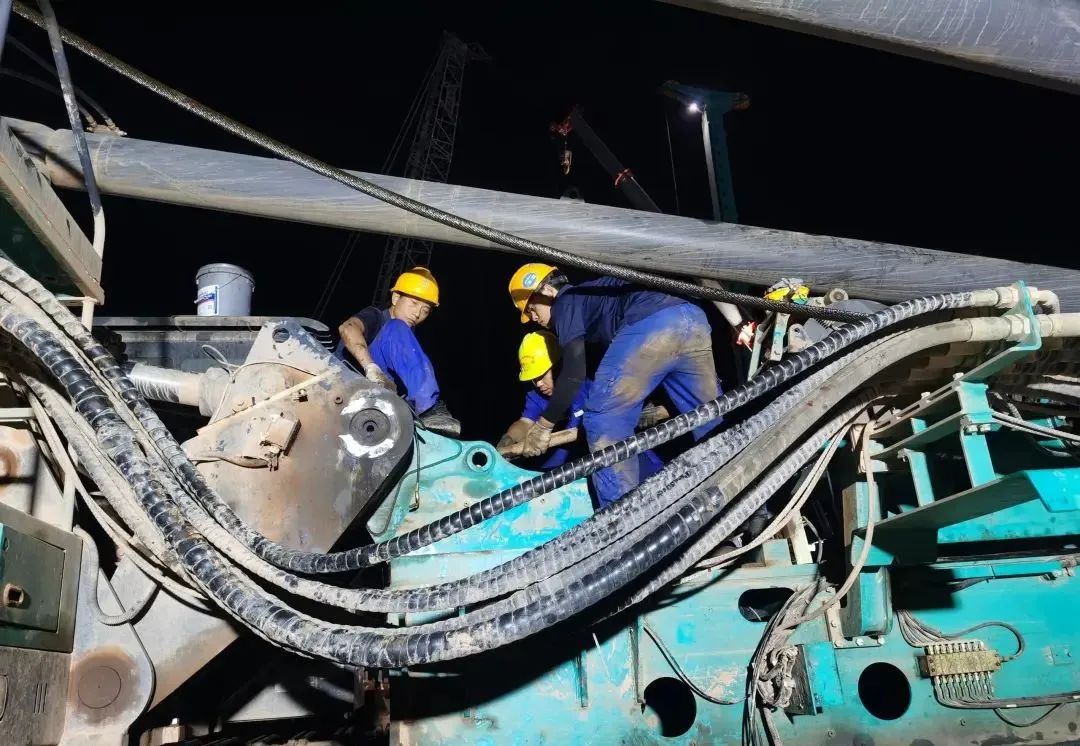 “创立施工事业！”他们和龙8头号玩家智能“超等桩备”一起助建燕矶长江大桥