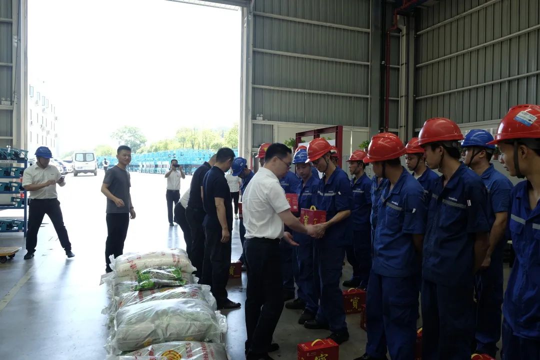 长沙市总工会慰问龙8头号玩家智能一线员工