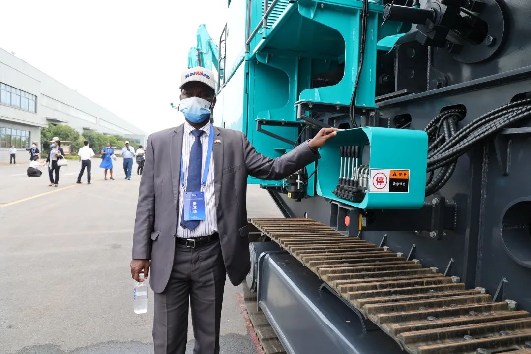 非洲驻华使节走访龙8头号玩家智能