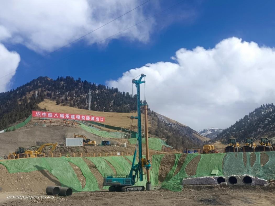 决战“天下之巅”！龙8头号玩家智能旋挖钻机实力助建川藏铁路
