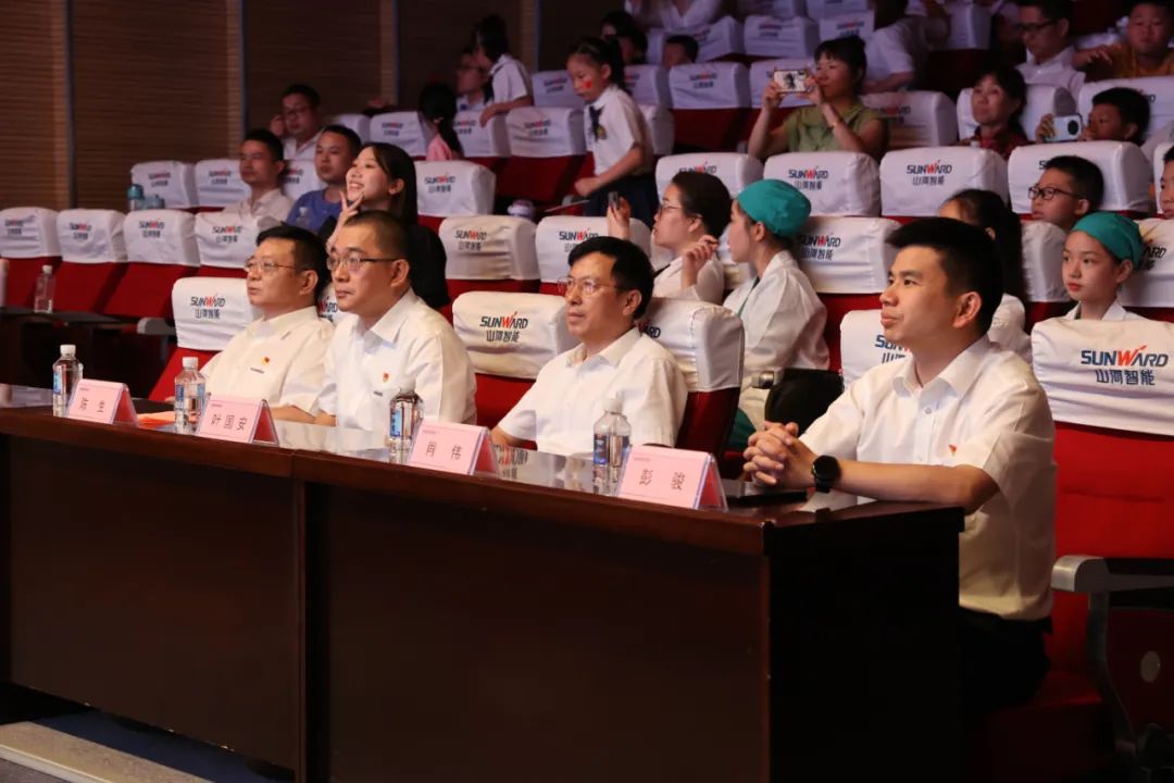 缤纷“暑”假，，，，，，，不负所“托”！龙8头号玩家智能职工子女暑期托管班结业啦