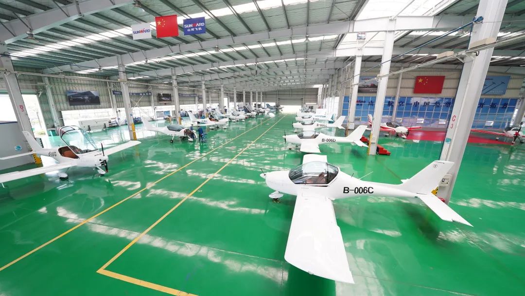 23个月交付100架！龙8头号玩家航空第 199、200 架阿若拉飞机顺遂下线交付