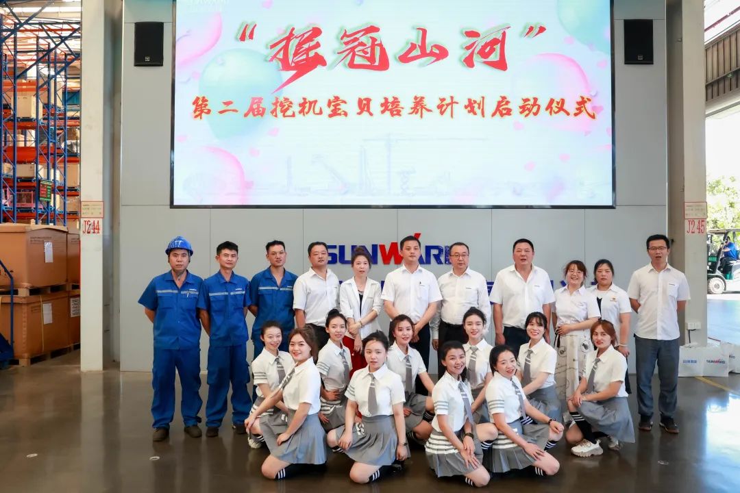 又酷又辣又炫！龙8头号玩家智能第二届挖机废物来了