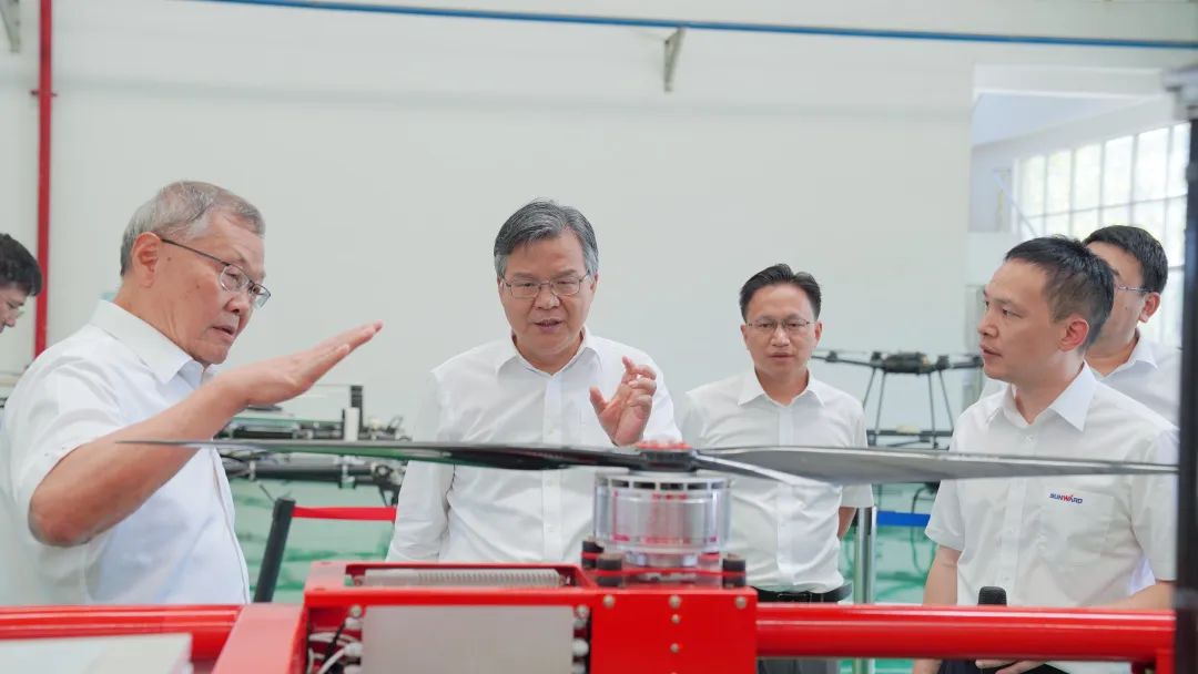 湖南省委常委、常务副省长李殿勋一行考察调研龙8头号玩家科技