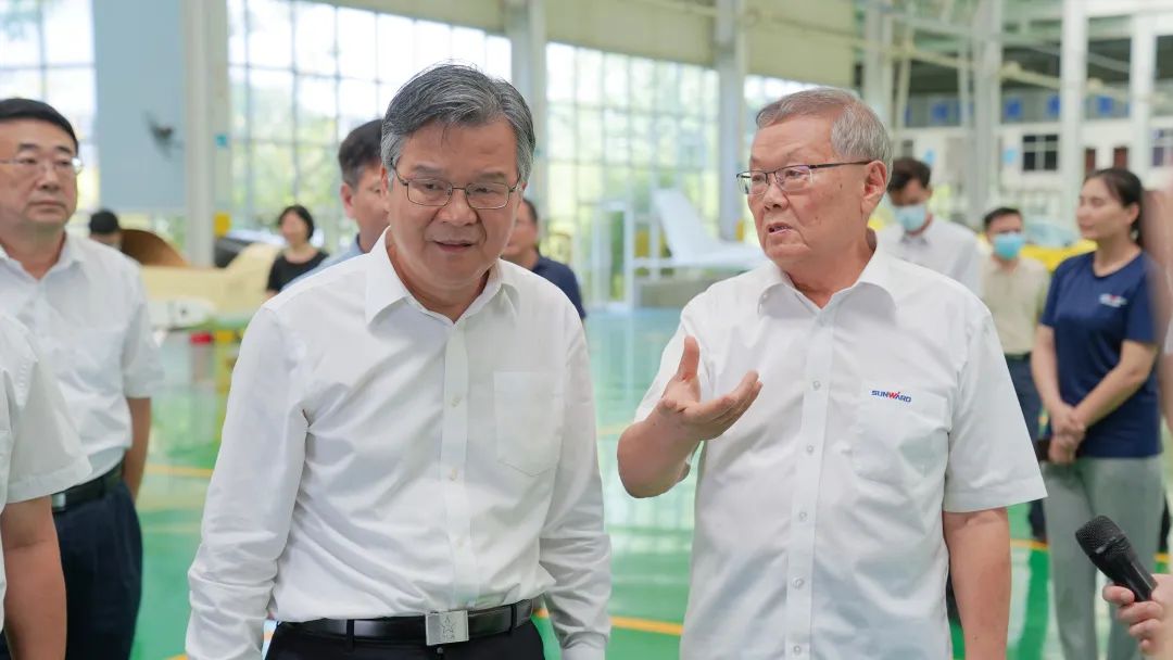 湖南省委常委、常务副省长李殿勋一行考察调研龙8头号玩家科技