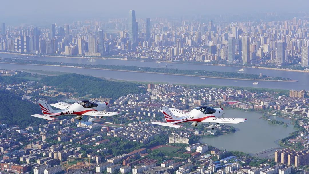 湖南省委常委、常务副省长李殿勋一行考察调研龙8头号玩家科技